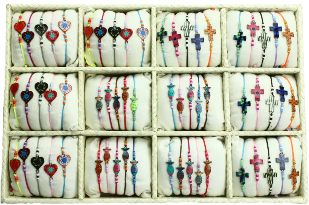 Présentoir avec 3x20 bracelet s/corde Coeur/Ichtus/croix éma