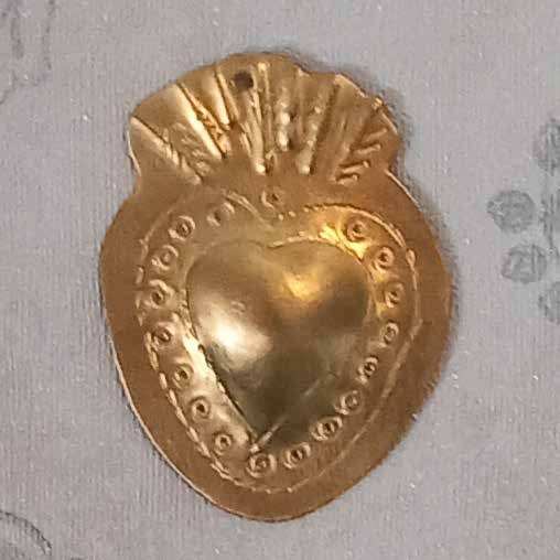 EX VOTO LAITON EMBOSSE ET DECOUPE MAIN. 6*4.5 CM