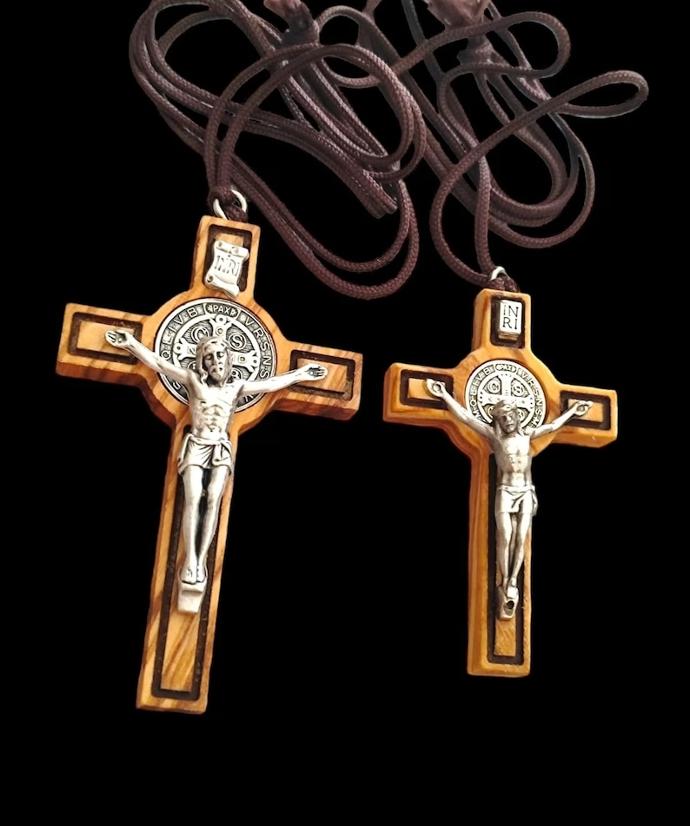 Croix St Benoit sur cordon - bois d'olivier  (78x45mm)