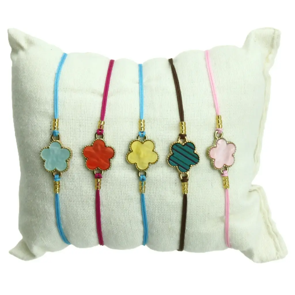 Armband op gekl. koord/bloem geëmailleerd - assortiment (16x16mm)