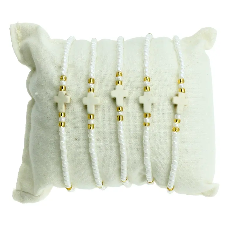 Armband op koord/kruisje wit (10x8mm)