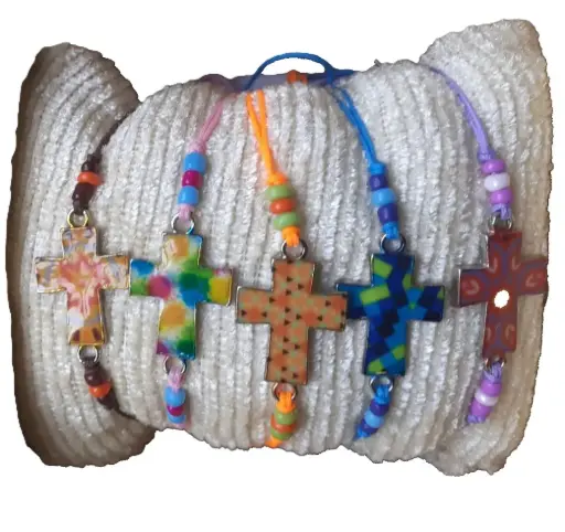 [ARM-85MKR01] Bracelet s/corde - croix émaillée - assortiment (20x16mm)