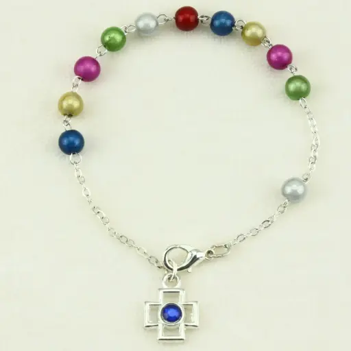 [ARM-09M01] Armband gekleurd parel imitatie met slotje en kruisje (Ø6mm)