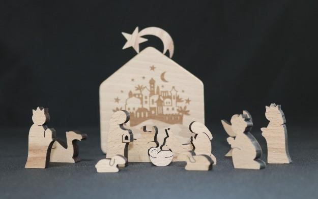 Kerstfiguren (13d) in doos als Kerststal - 10cm