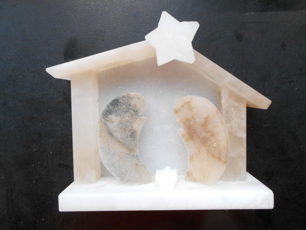Cabane avec 3 personnages en albatre - 16 x 14 x 5cm