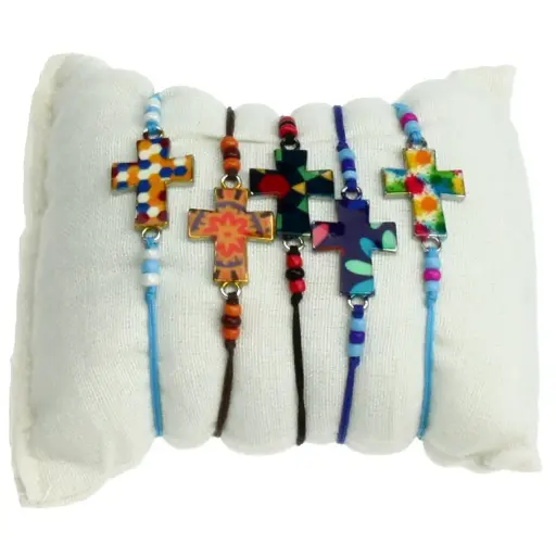 [ARM-85MKR01] Armband op gekl. koord/kruisje geëmailleerd - assortiment (20x16mm)